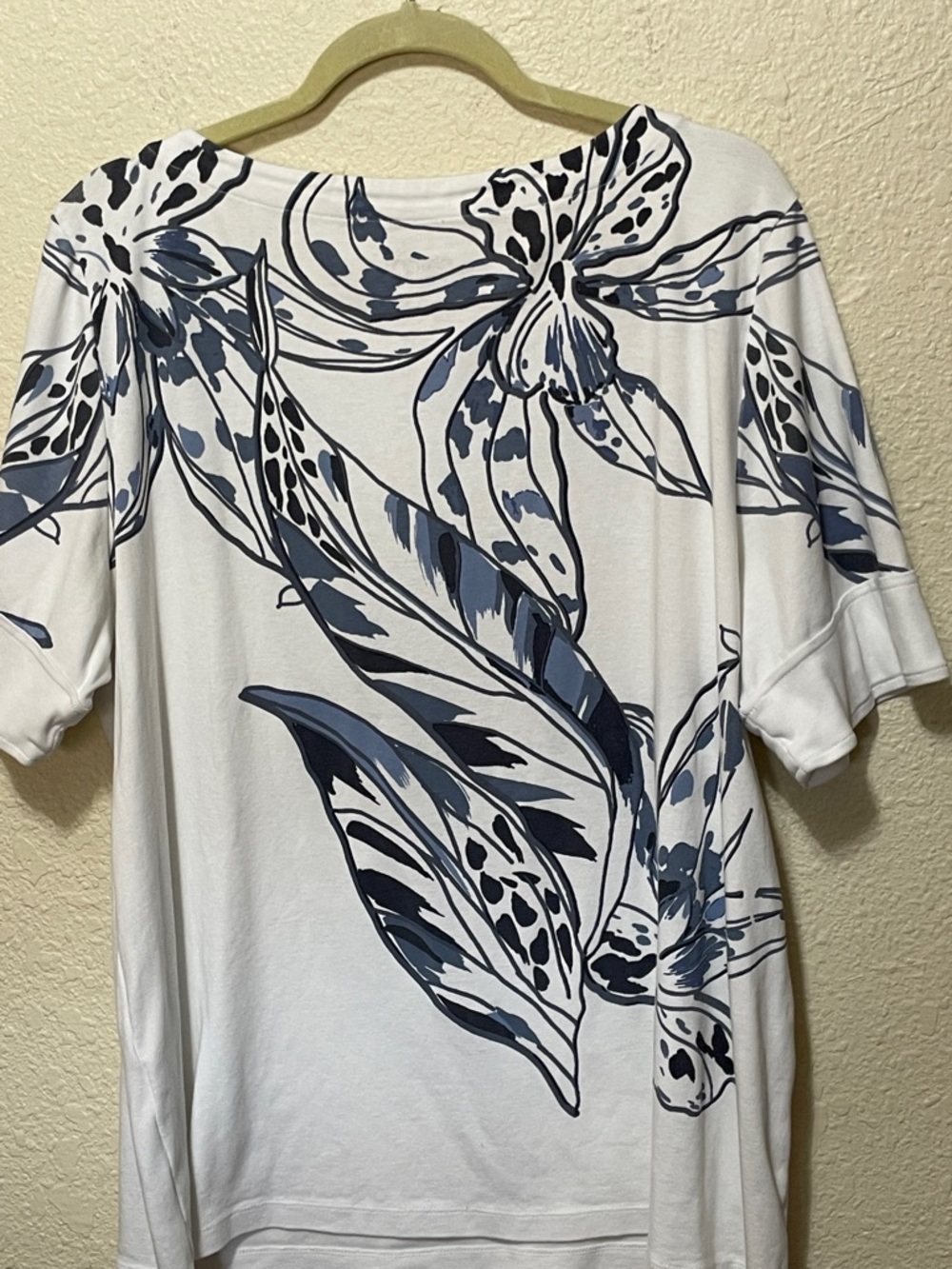 Chico's Women's White And Blue Floral Tee Shirt. Good Condition. Size 3X. - Picture 4 of 7